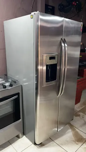 Geladeira inox grande muito conservada