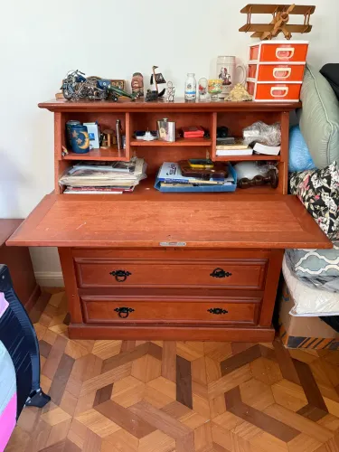 Escrivaninha- cômoda papeleira estilo Chippendale ou Dom José. 