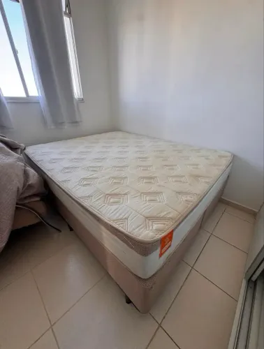 Cama Queen com Colchão de Molas Ensacadas
