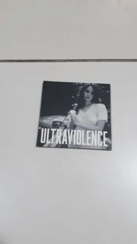DVDs, cds de séries músicas e filmes.