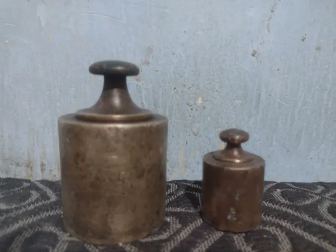 Lote com 2 pesos de bronze