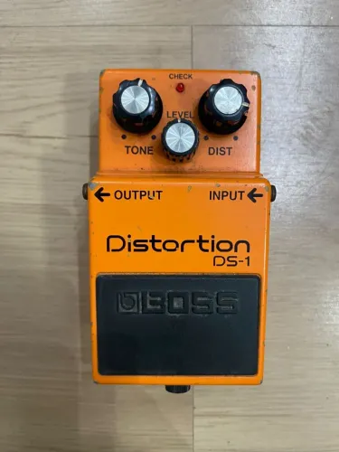 Pedal de distorção Boss ds1