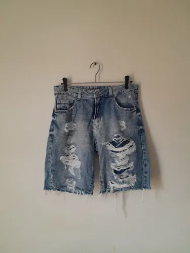 Bermuda jeans rasgada