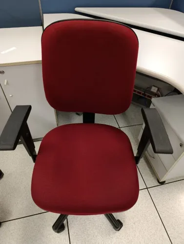 Cadeira executiva diretor ergonômica giratória vermelha cavaletti