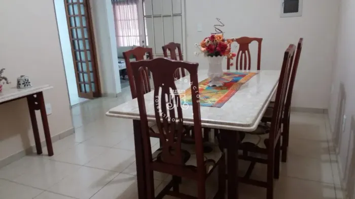 CASA TERREA A VENDA - BAIRRO VILA ARENS - JUNDIAI/SP.