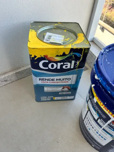 Doa-se tintas acrílicas