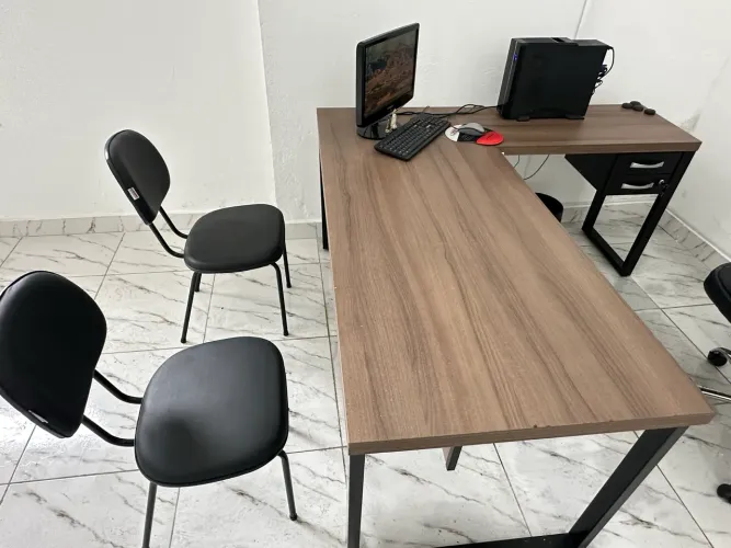 Mesa em L com 2 cadeiras