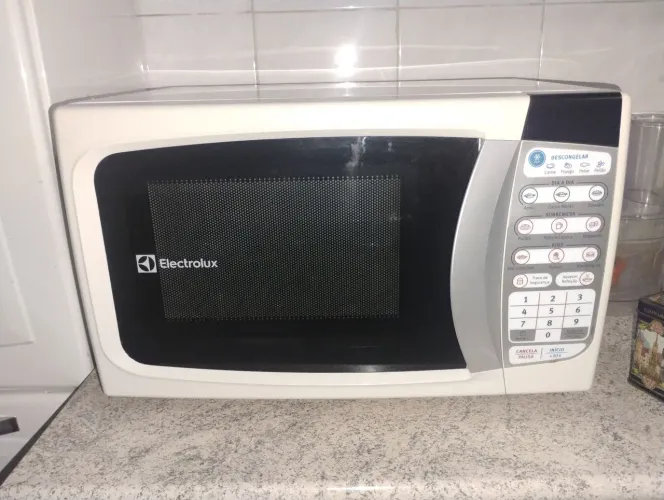 Microondas usado com defeito no painel