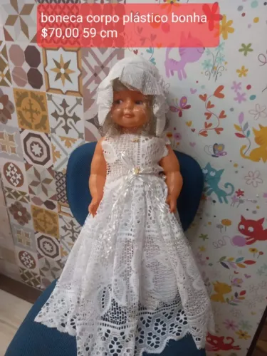 Boneca antiga de plástico e vinil com feições clássicas, produzida provavelmente entre as