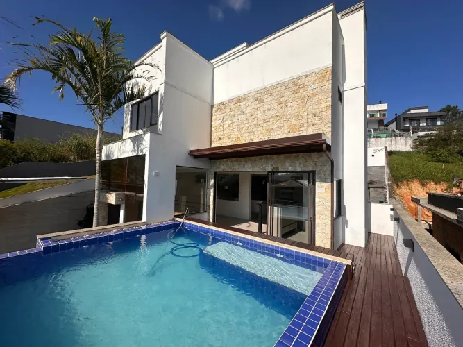 Casa 3 Quartos com 3 Suítes e 340m² - Pedra Branca