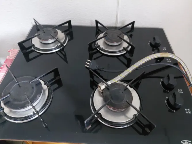 Cooktop à gás, 4 bocas, bivolt, tampo de vidro, c/ mangueira p/ gás 