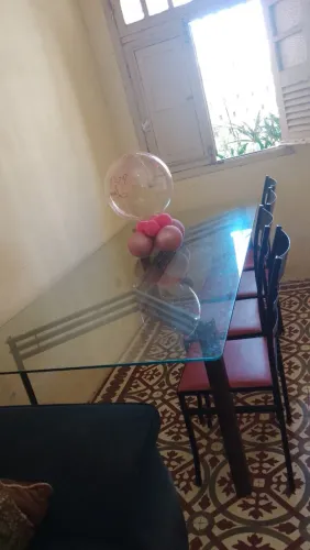 Vende se uma mesa de vidro com 6 o