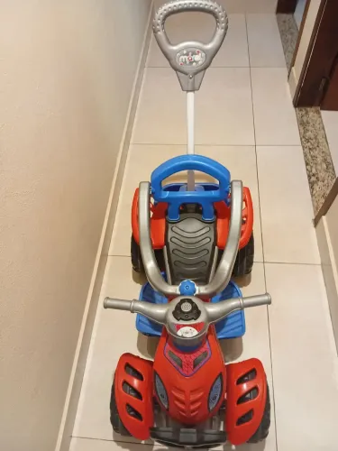 Carrinho de Passeio e pedal para bebê.
