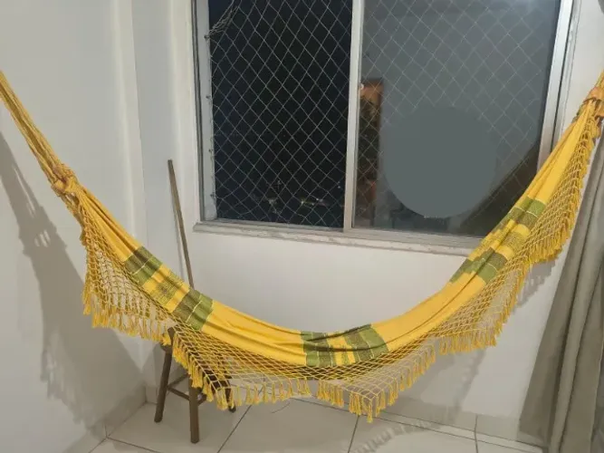 Rede verde-amarela com ganchos e um anjo encurtador
