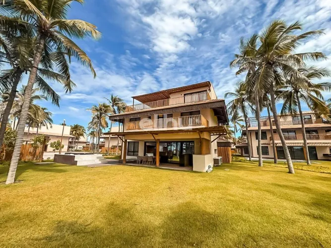 Casa triplex alto padrão na praia de Fortim | Frente mar, com 05 suítes à venda