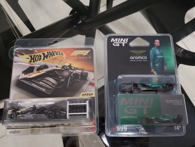 Miniatura F1 movie Premium Hot Wheels + F1 mini GT Alonso