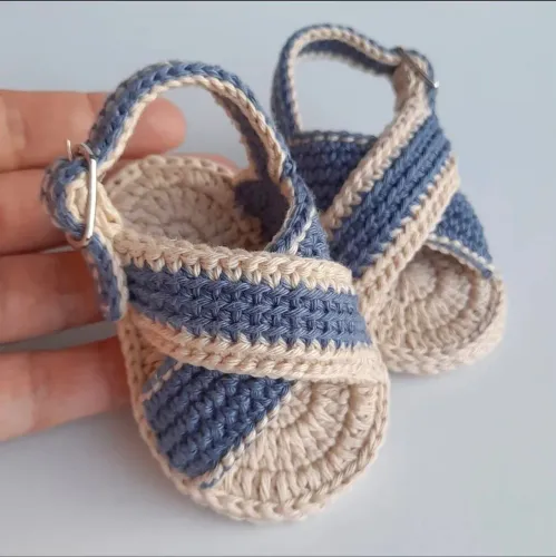 Sandália de crochê menino