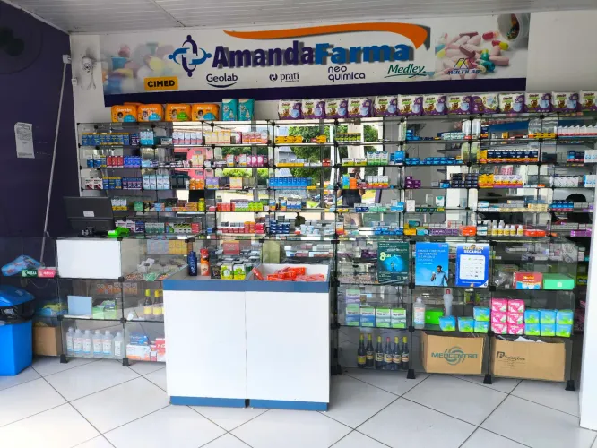 Vendo prateleiras e balcão de vidro para farmácia