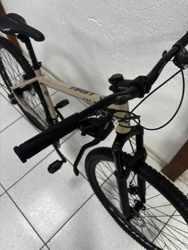 Bicicleta top. 3 meses de uso. Venda por motivo de viagem. * watts