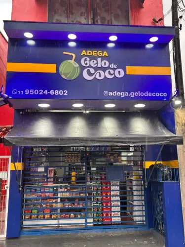 Fachada em acm com informações em pvc expandido