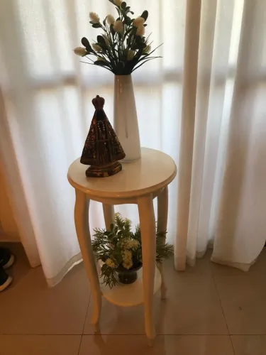 Mesa alta decorativa em madeira 