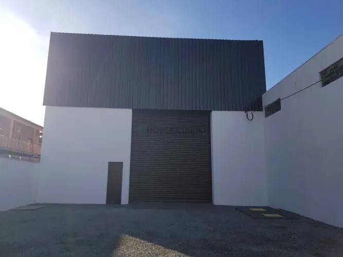 Galpão com 360 m2 de área construída - na região central de Cuiabá Mt