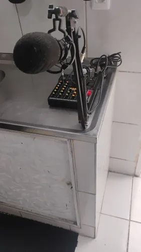 Mesa de som 5 canais mais microfone, praticamente sem uso