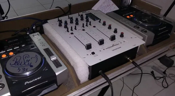 Vende-se Case com 2 Cdjs 200 da Pienner, com um mexer.