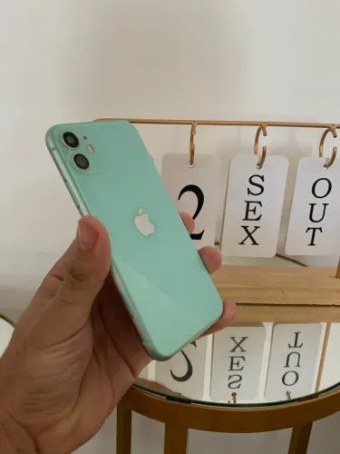 iPhone 11, 128gigas, bateria 100%, chip não pega. Trinco no fundo. Face ID ok!