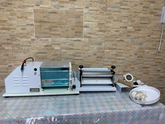 MASSEIRA CAPACIDADE 3Kg 5 FUNÇÕES,MODELO SF300 -MARCA ARKE.