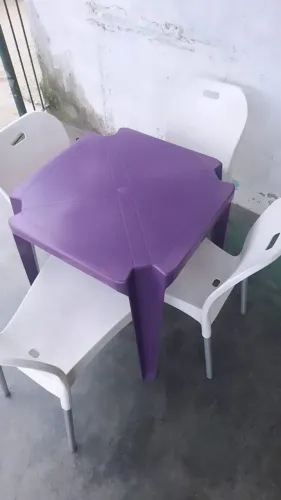 Conjunto de mesa e cadeiras reforçadas com pés de aço.