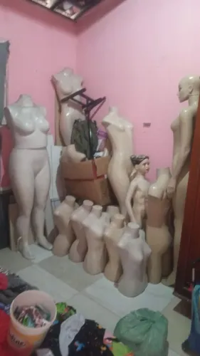 Vende-se manequins e cabides arraras de inox