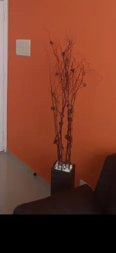 Vaso sisal com galhos artificiais.