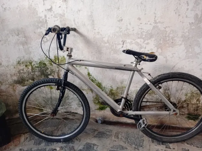 Bicicleta aro 26 -170R$ quadro todo alumínio e mesinha Mônaco os pneus e freio n mt bom
