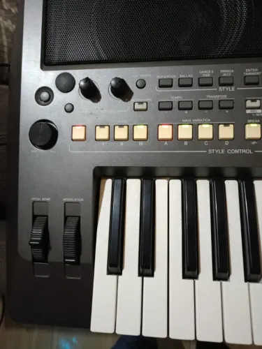 Vende-se ou troco por alimento é esse teclado 670 sem nenhuma marca de uso