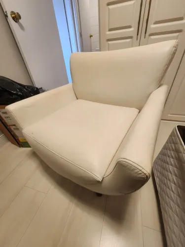 Poltrona couro branco usada