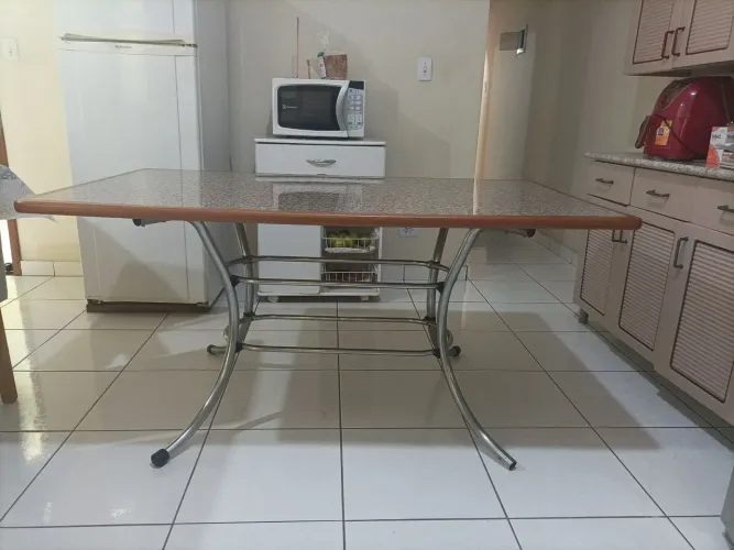 Mesa de Jantar/Cozinha com Tampo em Fórmica - Excelente Estado
