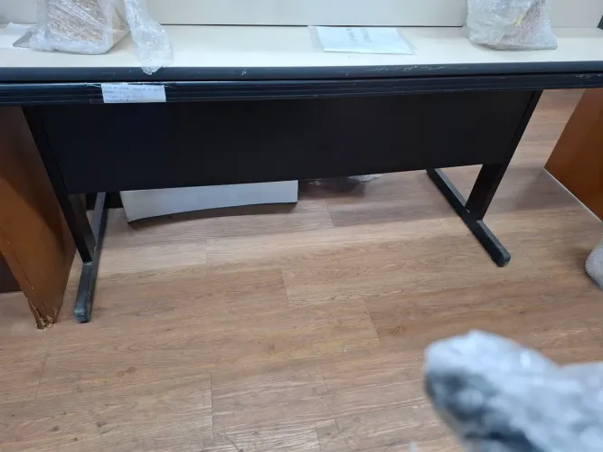 MESA DE ESCRITÓRIO EM FERRO TAMPO EM FÓRMICA BEGE MEDIDAS 1,46 L X 73 A X 74 P