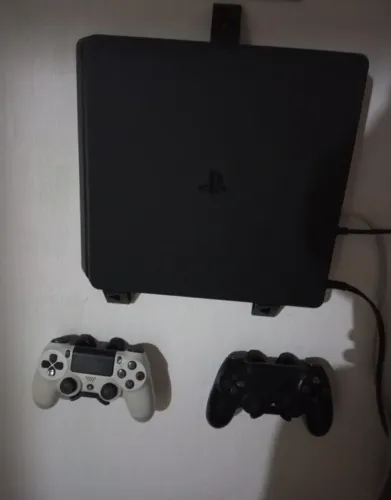 Vendo Playstation 4 2 controles mais jogos