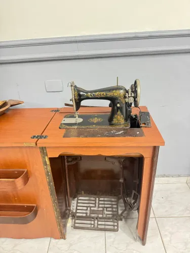 Máquina de costura vintage da Singer funcionando com motor