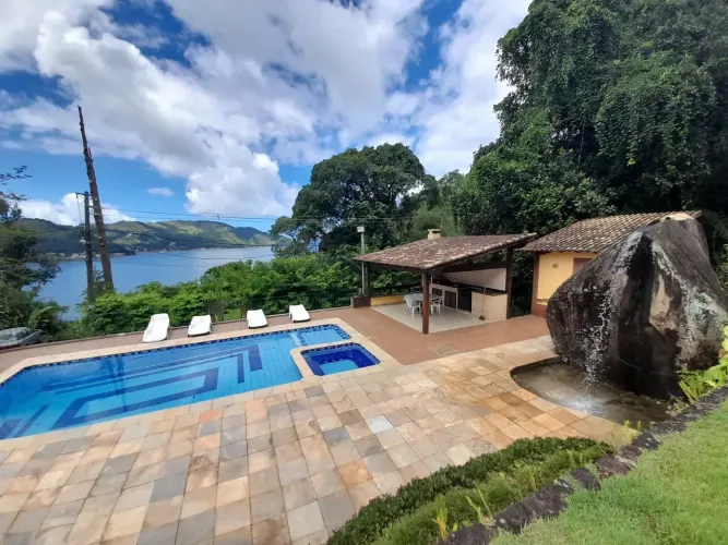 Vendo belíssima e reservada casa em condomínio com praia - Mangaratiba