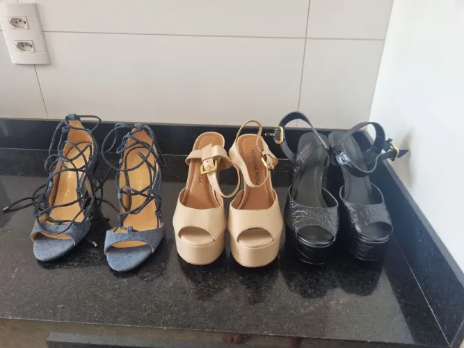 Três sapatos da Morena Rosa e um da Luiza Barcelos