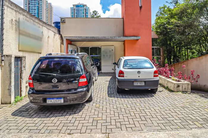 Prédio comercial na Rua Itapaiuna, 1140  598 m²
