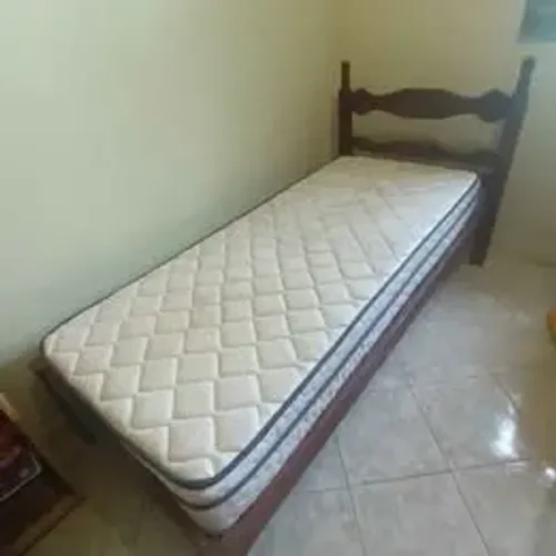 Vendo cama de solteiro com colchão de mola
