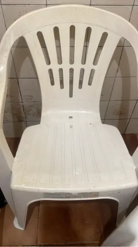 3 cadeiras resistentes de plástico 