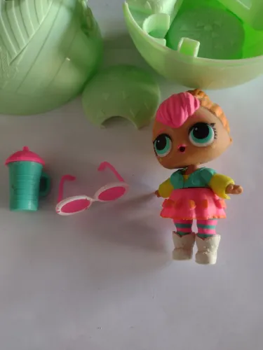 boneca LOL Surprise Neon Q.T.