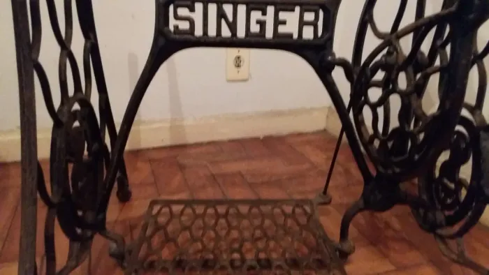 VENDO MESA SINGER DE FERRO MODELO RETRÔ