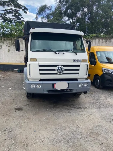 Vw. 13 180 worker carroceria ano 2002.