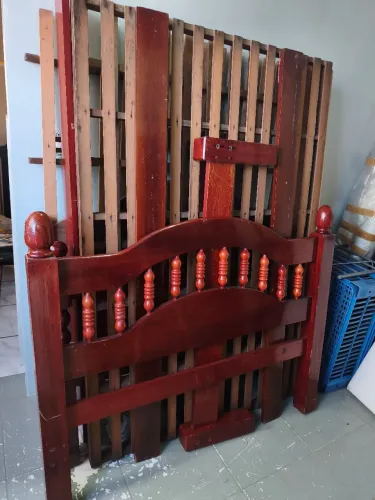 Cama de madeira maciça ótimo estado