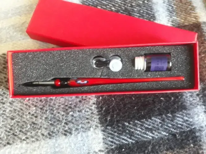 caneta para caligrafia gótica em vidro vermelho vibrante com estojo